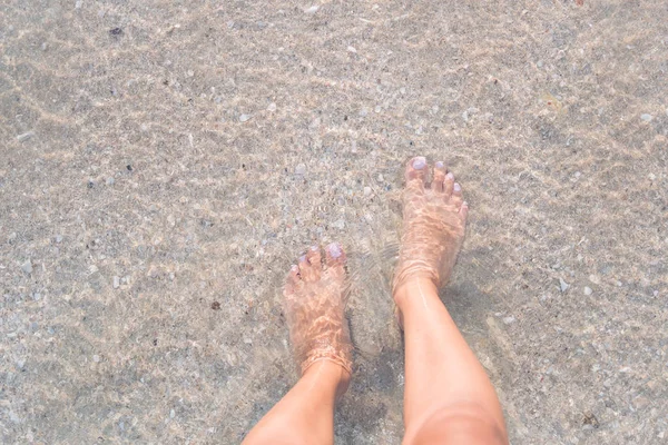 두 여성 발은 바다에 머물, 돌, 파도 — 스톡 사진
