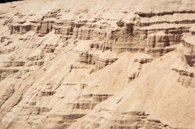 Sarı kumtaşı dokulu dağ, beyaz ince kum ulağı.