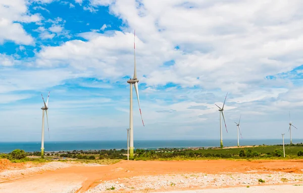 Impianto eolico a turbina da energia pulita vicino al mare. Energia eolica per l'elettricità. Phan Rang, Vietnam Fotografia Stock