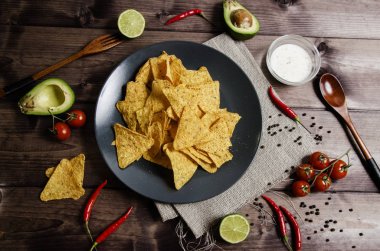 beyaz soslu baharatlı nachos