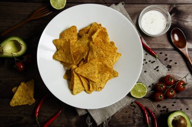 beyaz soslu baharatlı nachos
