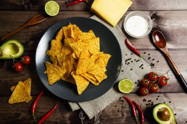 beyaz soslu baharatlı nachos