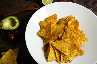 beyaz soslu baharatlı nachos