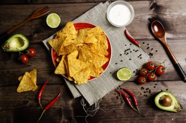 beyaz soslu baharatlı nachos