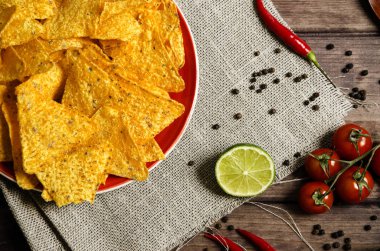 beyaz soslu baharatlı nachos