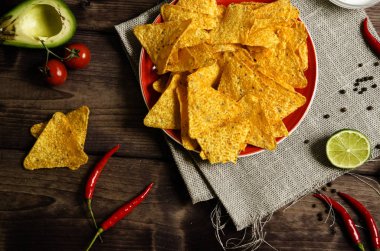 beyaz soslu baharatlı nachos