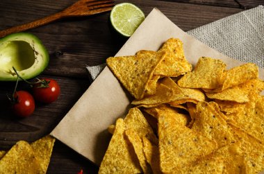 beyaz soslu baharatlı nachos