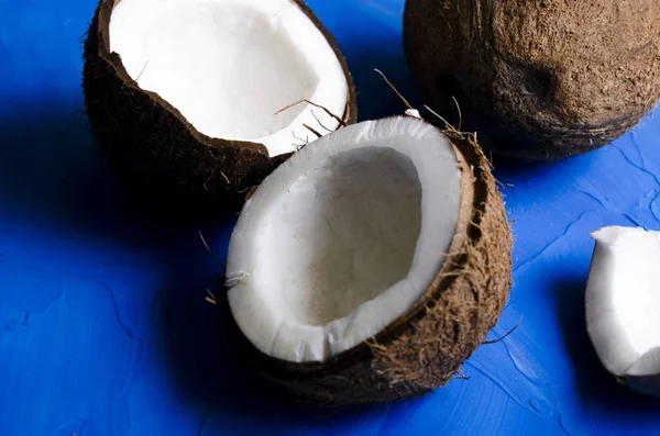 Felii de nucă de cocos și lapte pe fundal albastru — Fotografie, imagine de stoc