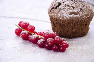 krem, pudra şekeri, meyveler ve meyve ile çikolatalı kek