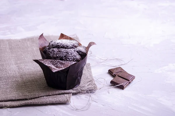 Magdalenas Chocolate Con Crema Azúcar Polvo Bayas Frutas — Foto de Stock