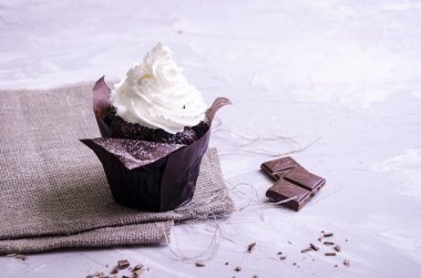 krem, pudra şekeri, meyveler ve meyve ile çikolatalı kek