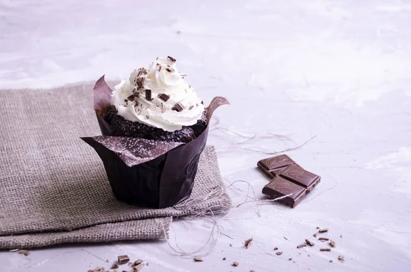 krem, pudra şekeri, meyveler ve meyve ile çikolatalı kek