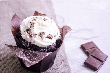 krem, pudra şekeri, meyveler ve meyve ile çikolatalı kek