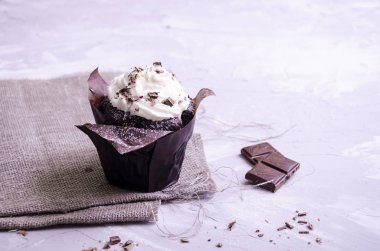 krem, pudra şekeri, meyveler ve meyve ile çikolatalı kek