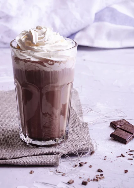 sıcak çikolata krema, pudra şekeri, fındık ve çilek ile