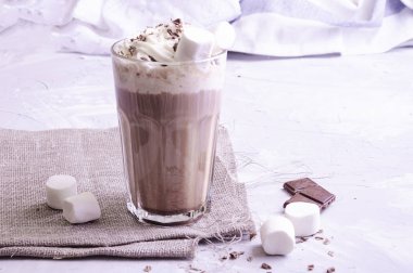 sıcak çikolata krema, pudra şekeri, fındık ve çilek ile