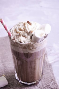 sıcak çikolata krema, pudra şekeri, fındık ve çilek ile