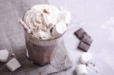 sıcak çikolata krema, pudra şekeri, fındık ve çilek ile