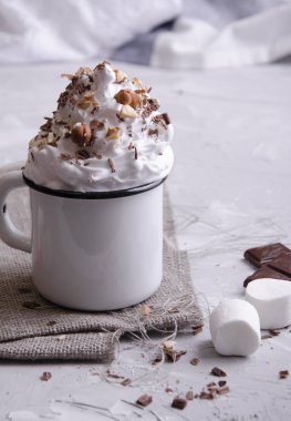 hassas tatlı krem, pudra şekeri, fındık ve çilek ile