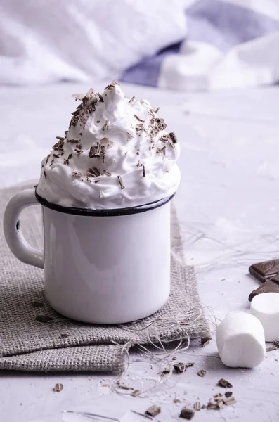 hassas tatlı krem, pudra şekeri, fındık ve çilek ile