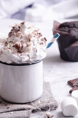 hassas tatlı krem, pudra şekeri, fındık ve çilek ile