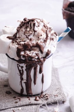 hassas tatlı krem, pudra şekeri, fındık ve çilek ile