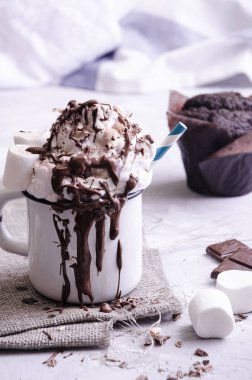 hassas tatlı krem, pudra şekeri, fındık ve çilek ile