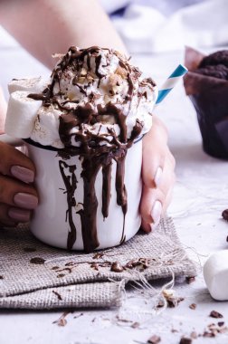 hassas tatlı krem, pudra şekeri, fındık ve çilek ile