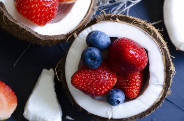 krem, pudra şekeri ve Hindistan cevizi meyveleri ile hassas tatlı