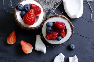 krem, pudra şekeri ve Hindistan cevizi meyveleri ile hassas tatlı