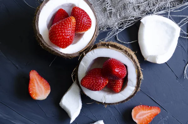 Desert Delicat Smântână Zahăr Pudră Fructe Pădure Nucă Cocos — Fotografie, imagine de stoc