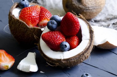 krem, pudra şekeri ve Hindistan cevizi meyveleri ile hassas tatlı