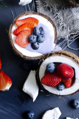 krem, pudra şekeri ve Hindistan cevizi meyveleri ile hassas tatlı