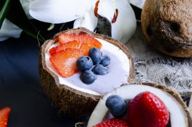 krem, pudra şekeri ve Hindistan cevizi meyveleri ile hassas tatlı