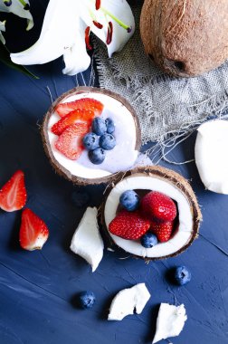 krem, pudra şekeri ve Hindistan cevizi meyveleri ile hassas tatlı