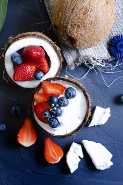 krem, pudra şekeri ve Hindistan cevizi meyveleri ile hassas tatlı