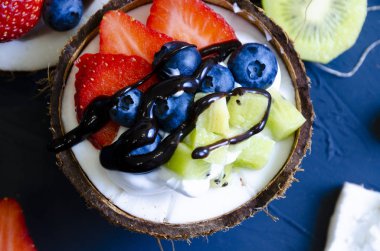 krem, pudra şekeri ve Hindistan cevizi meyveleri ile hassas tatlı