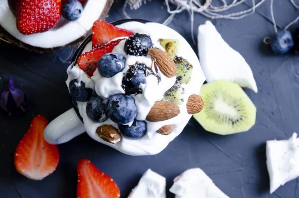 hassas tatlı krem, pudra şekeri ve çilek ile