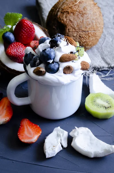 Delikates Dessert mit Sahne, Puderzucker und Beeren — Stockfoto