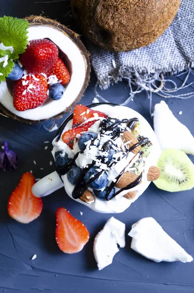 hassas tatlı krem, pudra şekeri ve çilek ile