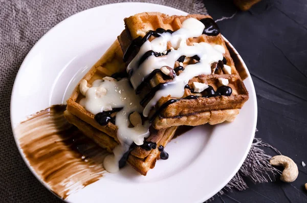 Çikolata ve krema tepesi ile Viyana gözleme