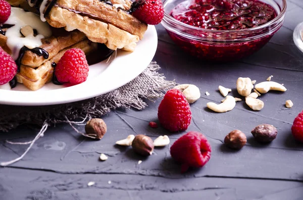 Çikolata ve krema tepesi ile Viyana gözleme