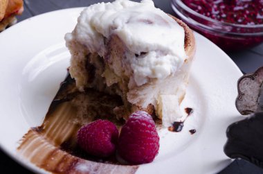 Dondurma ve çikolata tepesi ile Cinnabon tarçın rulo