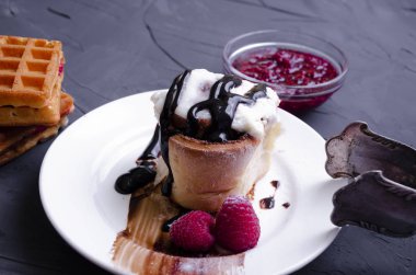 Dondurma ve çikolata tepesi ile Cinnabon tarçın rulo