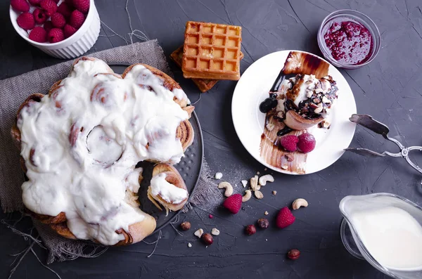 Cinnabon Cynamon Rolkach Dodatkami Kolorze Kremowym Czekoladowych — Zdjęcie stockowe