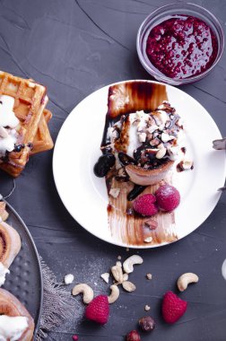 Dondurma ve çikolata tepesi ile Cinnabon tarçın rulo