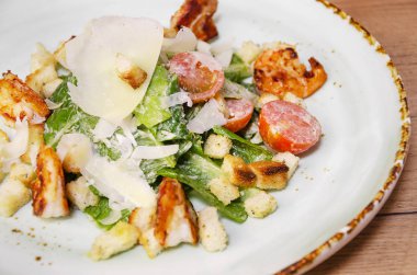 Karides Sezar salatası ile Parmesan peyniri, kruton