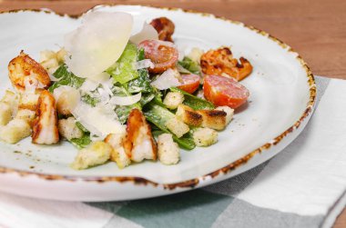 Karides Sezar salatası ile Parmesan peyniri, kruton