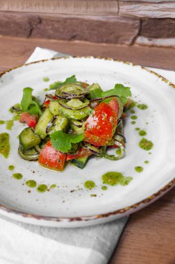 tereyağı ve sos ile taze sebze salatası