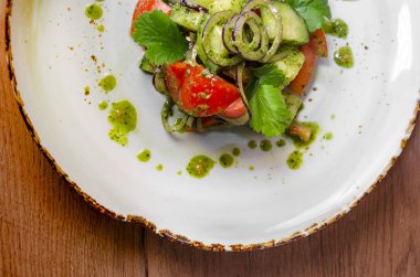 tereyağı ve sos ile taze sebze salatası